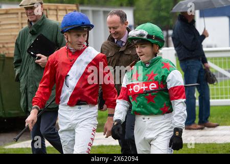 Windsor, Berkshire, Royaume-Uni. 6 mai 2024. Mari et femme jockeys, Tom Marquand et Hollie Doyle se dirigent vers le Parade Ring pour participer aux Mick and Joan Memorial handicap Stakes à l'hippodrome Royal Windsor au Family Fun Raceday lundi, jour férié Banque D'Images