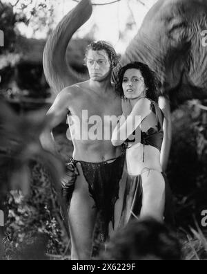 JOHNNY WEISSMULLER et MAUREEN O'SULLIVAN dans un portrait publicitaire de TARZAN ET SON COMPAGNON DE 1934 réalisateur CEDRIC GIBBONS Metro Goldwyn Mayer Banque D'Images