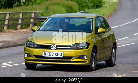 Milton Keynes, Royaume-Uni - 11 mai 2024 : 2019 Volkswagen Polo jaune conduisant sur une route britannique Banque D'Images