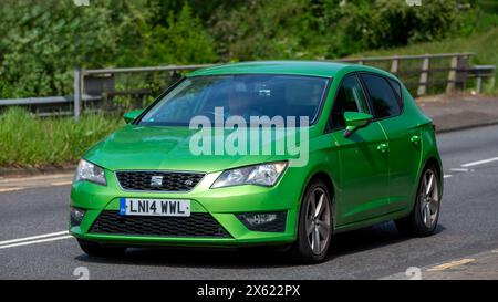 Milton Keynes, Royaume-Uni - 11 mai 2024 : 2014 Green Seat Leon voiture conduisant sur une route britannique Banque D'Images