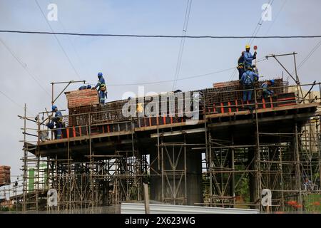 salvador, bahia, brésil - 22 avril 2024 : des ouvriers de la construction déplacent la structure d'un viaduc dans la ville de Salvador. Banque D'Images