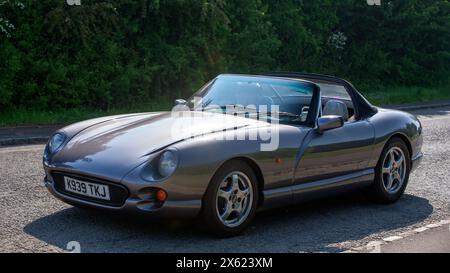 Stoke Goldington, Royaume-Uni - 12 mai 2024 : 1993 TVR Chimaera voiture classique conduite sur une route britannique Banque D'Images