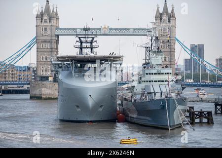 Londres, Royaume-Uni. 12 mai 2024. RFA Proteus est vu amarré à côté du HMS Belfast près de Tower Bridge. Exploité par la Royal Fleet Auxiliary (RFA), et nommé d'après le Dieu des rivières et de l'eau dans la mythologie grecque, le navire était autrefois un navire de soutien commercial de plate-forme pétrolière, jusqu'à ce qu'il soit acheté par le ministère de la Défense (MOD) en novembre 2022. Il s’agit du premier navire de surveillance océanique multirôle (MROS) de la Marine utilisé comme rampe de lancement pour les véhicules télécommandés et comme banc d’essai pour une série de capacités émergentes. Credit : Stephen Chung / Alamy Live News Banque D'Images