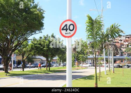 salvador, bahia, brésil 2 mai 2024 : les panneaux de signalisation indiquent une limite de vitesse de 40 kilomètres par heure sur les routes de la ville de Salvador. Banque D'Images