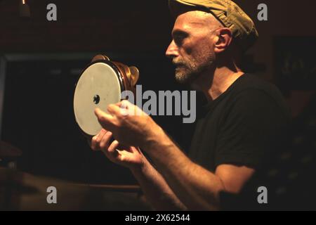 11 mai 2024, Rome, Latium, Italie : Giovanni Palombo trio acoustique au Boogie Club Jazz Live à Rome. Le trio interprète une série de chansons acoustiques, avec Palombo à la guitare, Pasquale Laino au sax et à la clarinette et Simone Pulvano aux percussions. (Crédit image : © Daniela Franceschelli/Pacific Press via ZUMA Press Wire) USAGE ÉDITORIAL SEULEMENT! Non destiné à UN USAGE commercial ! Banque D'Images