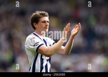 Adam Reach de West Bromwich Albion applaudit les fans après le match de play-off du Sky Bet Championship, demi-finale, première manche aux Hawthorns, West Bromwich. Date de la photo : dimanche 12 mai 2024. Banque D'Images