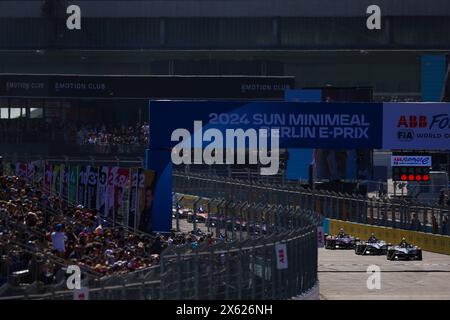 Berlin, Allemagne. 12 mai 2024. Départ de la course 2 lors de l'ePrix de Berlin 2024, 7ème rendez-vous du Championnat du monde ABB FIA Formula E 2023-24, sur le Tempelhof Airport Street circuit du 10 au 12 mai 2024 à Berlin, Allemagne - photo Eric Alonso / DPPI crédit : DPPI Media/Alamy Live News Banque D'Images