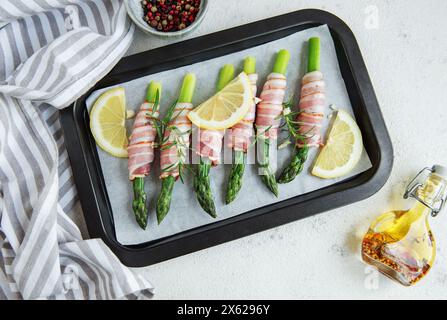 Asperges avec jambon avant cuisson dans une poêle Banque D'Images