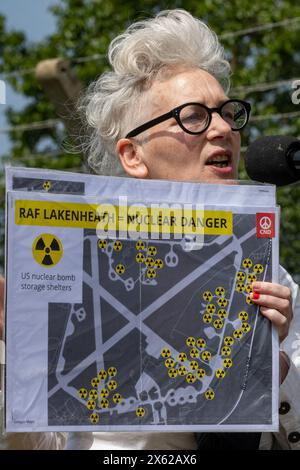 Lakenheath, Royaume-Uni. 11 mai 2024. Sophie Bolt, vice-présidente de la campagne pour le désarmement nucléaire (CND), s’adresse à une manifestation devant la porte principale de la RAF Lakenheath. Les partisans de la CND et les résidents locaux ont appelé le gouvernement britannique à refuser la livraison de bombes nucléaires américaines B61-12 à la base et ont lu une déclaration appelant à la désignation de la base et de ses environs comme zone exempte d'armes nucléaires. Il faisait partie d'une journée nationale d'action de la CND. Crédit : Mark Kerrison/Alamy Live News Banque D'Images