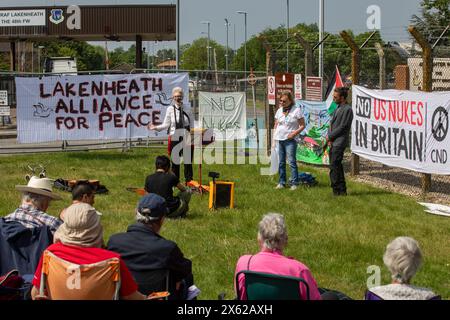 Lakenheath, Royaume-Uni. 11 mai 2024. Sophie Bolt, vice-présidente de la campagne pour le désarmement nucléaire (CND), s’adresse à une manifestation devant la porte principale de la RAF Lakenheath. Les partisans de la CND et les résidents locaux ont appelé le gouvernement britannique à refuser la livraison de bombes nucléaires américaines B61-12 à la base et ont lu une déclaration appelant à la désignation de la base et de ses environs comme zone exempte d'armes nucléaires. Il faisait partie d'une journée nationale d'action de la CND. Crédit : Mark Kerrison/Alamy Live News Banque D'Images