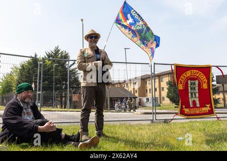 Lakenheath, Royaume-Uni. 11 mai 2024. Les partisans de la campagne pour le désarmement nucléaire (CND) prennent part à une manifestation devant la porte principale de la RAF Lakenheath. Les manifestants ont appelé le gouvernement britannique à refuser la livraison de bombes nucléaires américaines B61-12 à la base et ont lu une déclaration demandant que la base et ses environs soient désignées comme zone exempte d'armes nucléaires. Il faisait partie d'une journée nationale d'action de la CND. Crédit : Mark Kerrison/Alamy Live News Banque D'Images