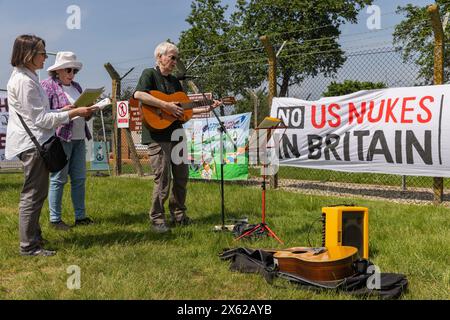 Lakenheath, Royaume-Uni. 11 mai 2024. Des partisans du CND chrétien prennent part à une manifestation devant la porte principale de la RAF Lakenheath. Les manifestants ont appelé le gouvernement britannique à refuser la livraison de bombes nucléaires américaines B61-12 à la base et ont lu une déclaration demandant que la base et ses environs soient désignées comme zone exempte d'armes nucléaires. Il faisait partie d'une journée nationale d'action de la CND. Crédit : Mark Kerrison/Alamy Live News Banque D'Images