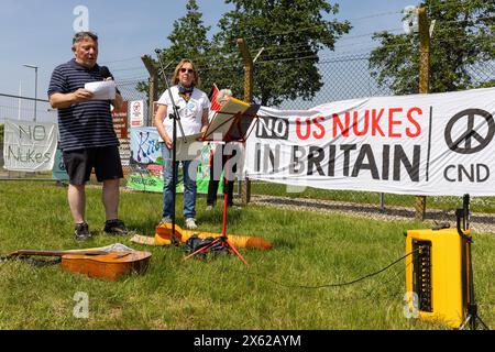 Lakenheath, Royaume-Uni. 11 mai 2024. Un résident local s'adresse à une manifestation devant la porte principale de la RAF Lakenheath. La manifestation organisée par la campagne pour le désarmement nucléaire (CND) et les résidents locaux a appelé le gouvernement britannique à refuser la livraison de bombes nucléaires américaines B61-12 à la base et a donné lecture d'une déclaration appelant à la désignation de la base et de ses environs comme zone exempte d'armes nucléaires. Il faisait partie d'une journée nationale d'action de la CND. Crédit : Mark Kerrison/Alamy Live News Banque D'Images