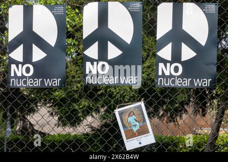 Lakenheath, Royaume-Uni. 11 mai 2024. Des panneaux apposés par des partisans de la campagne pour le désarmement nucléaire (CND) sur la clôture périphérique de la RAF Lakenheath sont photographiés lors d'une manifestation. La manifestation a été organisée par la CND pour appeler le gouvernement britannique à refuser la livraison de bombes nucléaires américaines B61-12 à la base et comprenait la lecture d'une déclaration appelant à la désignation de la base et de la zone environnante comme zone exempte d'armes nucléaires. Cette manifestation faisait partie d'une journée nationale d'action organisée par le CND. Crédit : Mark Kerrison/Alamy Live News Banque D'Images