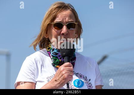 Lakenheath, Royaume-Uni. 11 mai 2024. Sue Wright du CND de Norwich s'adresse à une manifestation devant la porte principale de la RAF Lakenheath. La manifestation organisée par la campagne pour le désarmement nucléaire (CND) et les résidents locaux a appelé le gouvernement britannique à refuser la livraison de bombes nucléaires américaines B61-12 à la base et a donné lecture d'une déclaration appelant à la désignation de la base et de ses environs comme zone exempte d'armes nucléaires. Il faisait partie d'une journée nationale d'action de la CND. Crédit : Mark Kerrison/Alamy Live News Banque D'Images