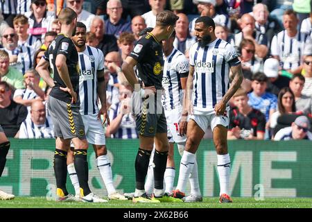 West Bromwich, Royaume-Uni. 12 mai 2024. Yann M'Vila de West Bromwich Albion (à droite) lors de la demi-finale de l'EFL Sky Bet Championship entre West Bromwich Albion et Southampton aux Hawthorns, West Bromwich, Angleterre le 12 mai 2024. Photo de Stuart Leggett. Utilisation éditoriale uniquement, licence requise pour une utilisation commerciale. Aucune utilisation dans les Paris, les jeux ou les publications d'un club/ligue/joueur. Crédit : UK Sports pics Ltd/Alamy Live News Banque D'Images