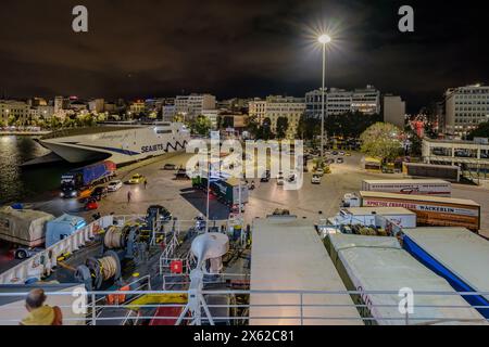 Pirée, Grèce - 30 avril 2024 : vue des passagers embarquant, aussi des voitures et des camions en cours de chargement sur le ferry Dionisios Solomos au port du Pirée Banque D'Images