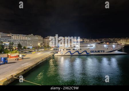 Pirée, Grèce - 30 avril 2024 : vue d'un ferry SeaJets au port illuminé du Pirée en Grèce la nuit Banque D'Images