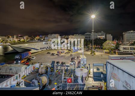 Pirée, Grèce - 30 avril 2024 : vue des passagers embarquant, aussi des voitures et des camions en cours de chargement sur le ferry Dionisios Solomos au port du Pirée Banque D'Images