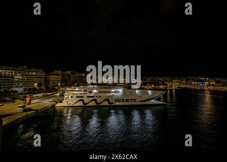 Pirée, Grèce - 30 avril 2024 : vue d'un ferry SeaJets au port illuminé du Pirée en Grèce la nuit Banque D'Images