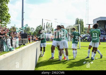 Deinze, Belgique. 12 mai 2024. Les joueurs de Lommel célèbrent après avoir marqué lors d'un match de football entre KMSK Deinze et Lommel SK, dimanche 12 mai 2024 à Deinze, la deuxième étape de la demi-finale de la promotion à l'issue de la deuxième division 'Challenger Pro League' 2023-2024 du championnat belge. BELGA PHOTO DAVID PINTENS crédit : Belga News Agency/Alamy Live News Banque D'Images
