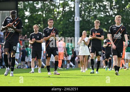Deinze, Belgique. 12 mai 2024. Les joueurs de Deinze remercient les fans et supporters de Deinze après un match de football entre KMSK Deinze et SK Lommel dans la promotion play offs finales - deuxième manche de la saison Challenger Pro League 2023-2024, le dimanche 12 mai 2024 à Deinze, Belgique . Crédit : Sportpix/Alamy Live News Banque D'Images