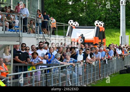 Deinze, Belgique. 12 mai 2024. Les fans et supporters de Deinze photographiés lors d'un match de football entre KMSK Deinze et SK Lommel dans la promotion play offs finales - deuxième manche de la saison Challenger Pro League 2023-2024, le dimanche 12 mai 2024 à Deinze, Belgique . Crédit : Sportpix/Alamy Live News Banque D'Images