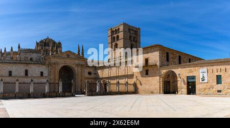 Zamora, Espagne - 11 avril 2024 : vue panoramique sur la cathédrale et la place de la cathédrale de Zamora Banque D'Images