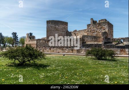 Zamora, Espagne - 11 avril 2024 : vue sur le château de Zamora dans le centre-ville historique Banque D'Images