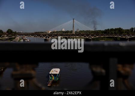 Varsovie, province de Mazovie, Pologne. 12 mai 2024. L'incendie massif du centre commercial Marywilska 44 dans la partie nord de Varsovie, vu du centre-ville. (Crédit image : © Maciek Jazwiecki/ZUMA Press Wire) USAGE ÉDITORIAL SEULEMENT! Non destiné à UN USAGE commercial ! Banque D'Images