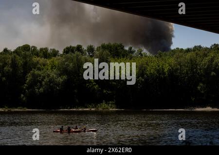 Varsovie, province de Mazovie, Pologne. 12 mai 2024. La décharge brûlante dans la partie sud de Varsovie. Il s’agit du deuxième accident de la journée après l’incendie massif du centre commercial Marywilska 44. (Crédit image : © Maciek Jazwiecki/ZUMA Press Wire) USAGE ÉDITORIAL SEULEMENT! Non destiné à UN USAGE commercial ! Banque D'Images