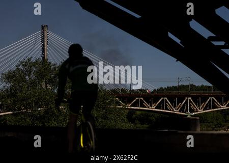 Varsovie, province de Mazovie, Pologne. 12 mai 2024. L'incendie massif du centre commercial Marywilska 44 dans la partie nord de Varsovie, vu du centre-ville. (Crédit image : © Maciek Jazwiecki/ZUMA Press Wire) USAGE ÉDITORIAL SEULEMENT! Non destiné à UN USAGE commercial ! Banque D'Images