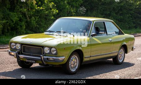 Stoke Goldington, Royaume-Uni - 12 mai 2024 : 1972 Fiat 124 voiture classique conduisant sur une route britannique Banque D'Images