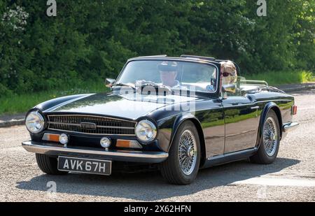 Stoke Goldington, Royaume-Uni - 12 mai 2024:1970 Triumph TR6 voiture classique conduisant sur une route britannique Banque D'Images