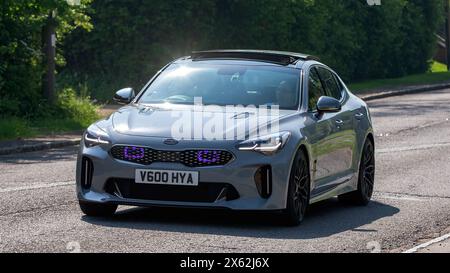 Stoke Goldington, Royaume-Uni - 12 mai 2024 : 2019 voiture grise Kia Stinger conduisant sur une route britannique Banque D'Images