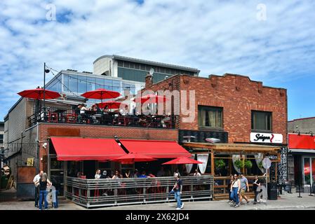 Ottawa, Canada - 4 mai 2024 : les gens apprécient le temps chaud et les patios de l'El Camino, retour aux restaurants Brooklyn et Saigon sur Clarence Street Banque D'Images