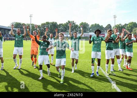 Deinze, Belgique. 12 mai 2024. Les joueurs de Lommel célèbrent après avoir remporté un match de football entre KMSK Deinze et Lommel SK, dimanche 12 mai 2024 à Deinze, la deuxième étape de la demi-finale de la promotion à l'issue de la deuxième division 'Challenger Pro League' 2023-2024 du championnat belge. BELGA PHOTO DAVID PINTENS crédit : Belga News Agency/Alamy Live News Banque D'Images