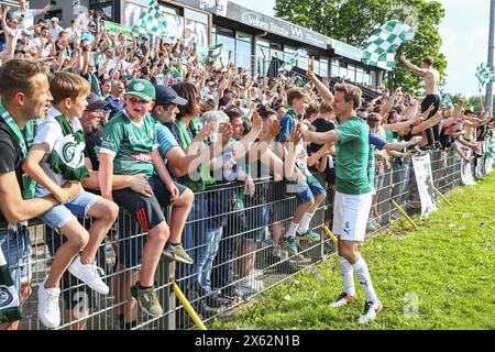 Deinze, Belgique. 12 mai 2024. Glenn Neven de Lommel célèbre après avoir remporté un match de football entre KMSK Deinze et Lommel SK, dimanche 12 mai 2024 à Deinze, la deuxième étape de la demi-finale de la promotion à l'issue de la deuxième division 'Challenger Pro League' 2023-2024 du championnat belge. BELGA PHOTO DAVID PINTENS crédit : Belga News Agency/Alamy Live News Banque D'Images