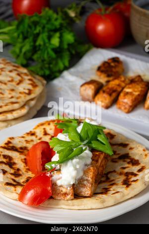 Gyroscope grec avec saumon grillé, au-dessus du plan Banque D'Images