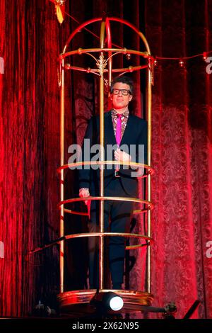 Modérateur Daniel Hartwich in der zehnten Live-Show BEI der 17. Staffel der RTL-Tanzshow Let s Dance in den Kulissen des musical Moulin Rouge im musical Dome. Köln, 10.05.2024 NRW Deutschland *** présentateur Daniel Hartwich dans le dixième spectacle live de la 17e saison du spectacle de danse RTL dansons sur le plateau de la comédie musicale Moulin Rouge dans le Dôme musical Cologne, 10 05 2024 NRW Allemagne Copyright : xChristophxHardtx Banque D'Images