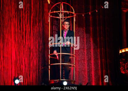 Modérateur Daniel Hartwich in der zehnten Live-Show BEI der 17. Staffel der RTL-Tanzshow Let s Dance in den Kulissen des musical Moulin Rouge im musical Dome. Köln, 10.05.2024 NRW Deutschland *** présentateur Daniel Hartwich dans le dixième spectacle live de la 17e saison du spectacle de danse RTL dansons sur le plateau de la comédie musicale Moulin Rouge dans le Dôme musical Cologne, 10 05 2024 NRW Allemagne Copyright : xChristophxHardtx Banque D'Images