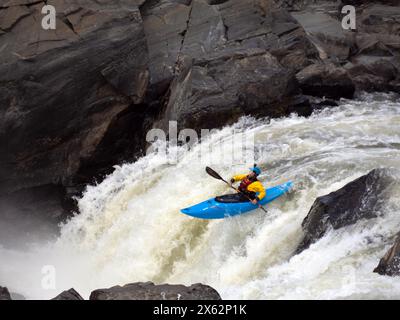 Kayakistes tirant sur le Potomac River Great Falls Rapids Banque D'Images