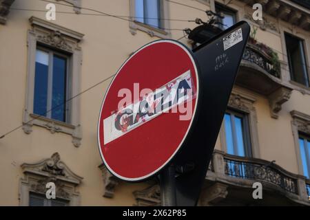 Le mot Gaza écrit sur un panneau routier stop - manifestation anti-guerre de Gaza à Milan, Italie Banque D'Images