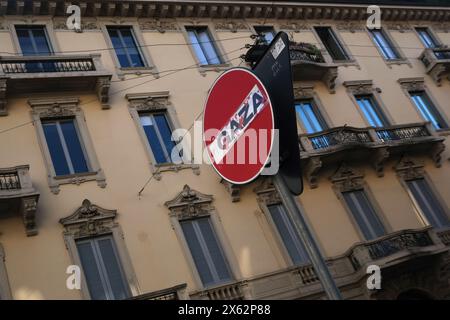 Le mot Gaza écrit sur un panneau routier stop - manifestation anti-guerre de Gaza à Milan, Italie Banque D'Images