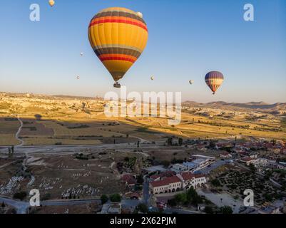 Vue aérienne de montgolfières à l'aube contre la lumière, survolant les vallées de la Cappadoce, 07-08-2019. Turquie Banque D'Images