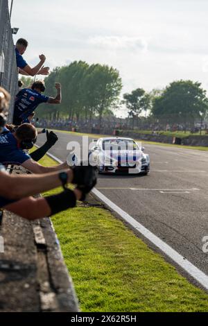 Longfield, Angleterre, Royaume-Uni. 12 mai 2024. Ronan Pearson 14 Excelr8 Motorsport remporte le Round 6 Brands Hatch Indy lors du BTCC British Touring car Championship à Brands Hatch Indy, Longfield, Angleterre, le 12 mai 2024. Photo de Chris Williams. Utilisation éditoriale uniquement, licence requise pour une utilisation commerciale. Aucune utilisation dans les Paris, les jeux ou les publications d'un club/ligue/joueur. Crédit : UK Sports pics Ltd/Alamy Live News crédit : UK Sports pics Ltd/Alamy Live News Banque D'Images