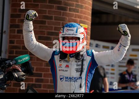 Longfield, Angleterre, Royaume-Uni. 12 mai 2024. Ronan Pearson 14 Excelr8 Motorsport remporte le Round 6 Brands Hatch Indy lors du BTCC British Touring car Championship à Brands Hatch Indy, Longfield, Angleterre, le 12 mai 2024. Photo de Chris Williams. Utilisation éditoriale uniquement, licence requise pour une utilisation commerciale. Aucune utilisation dans les Paris, les jeux ou les publications d'un club/ligue/joueur. Crédit : UK Sports pics Ltd/Alamy Live News crédit : UK Sports pics Ltd/Alamy Live News Banque D'Images