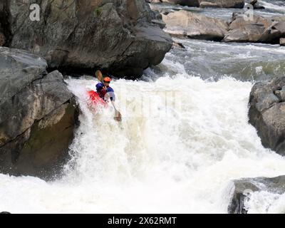 Kayakistes tirant sur le Potomac River Great Falls Rapids Banque D'Images