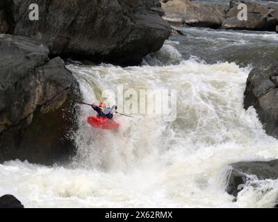 Kayakistes tirant sur le Potomac River Great Falls Rapids Banque D'Images