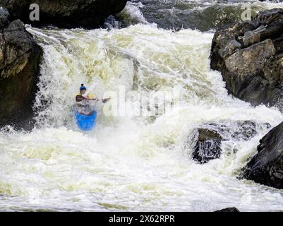 Kayakistes tirant sur le Potomac River Great Falls Rapids Banque D'Images